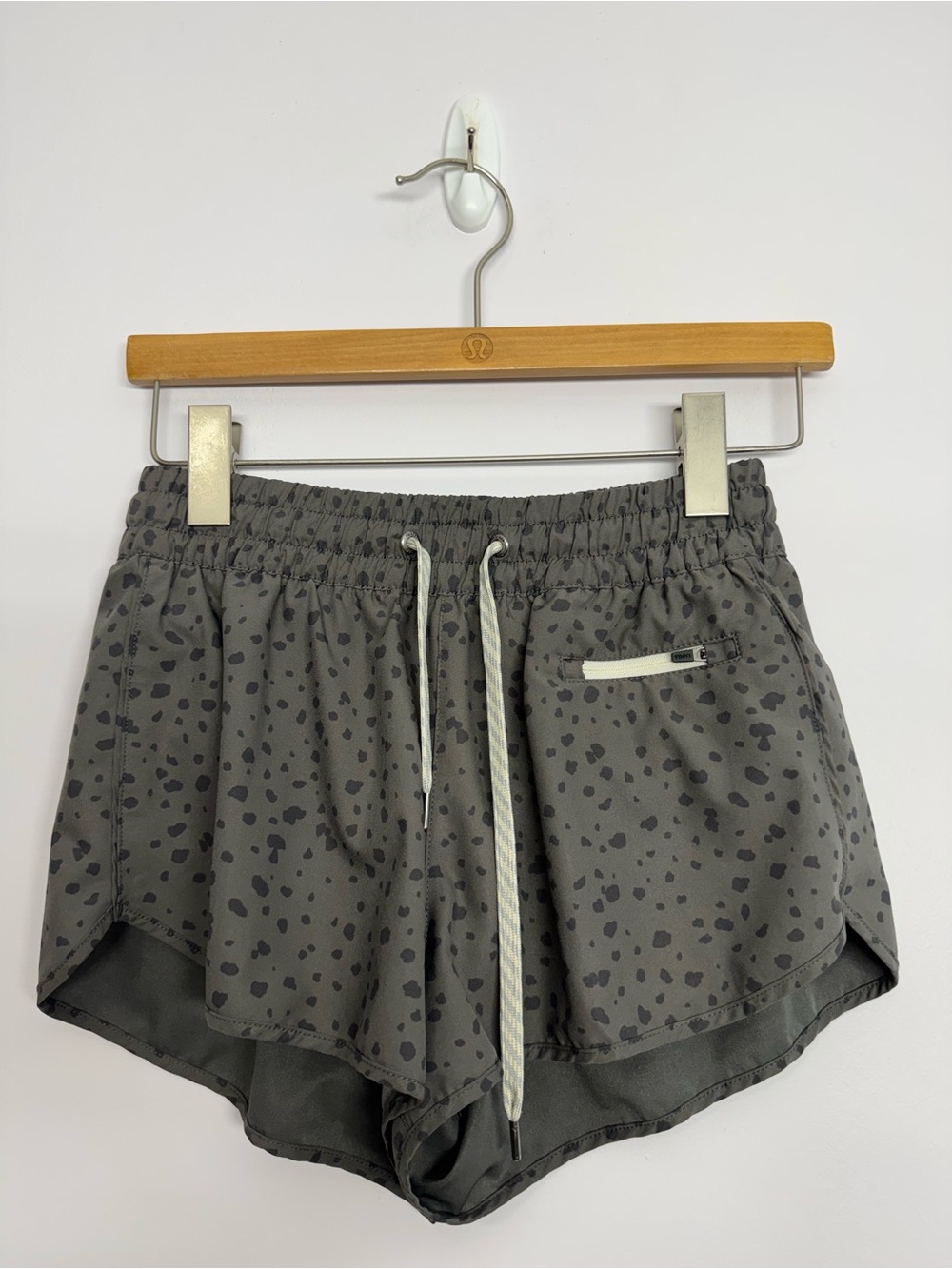 16: Vuori Clementine Short 2.0 2.5” Elm Dots Size XS
